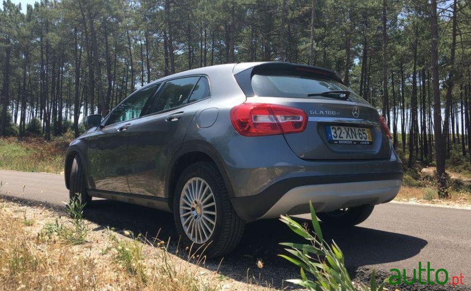 2016' Mercedes-Benz Gla-180 Style photo #5