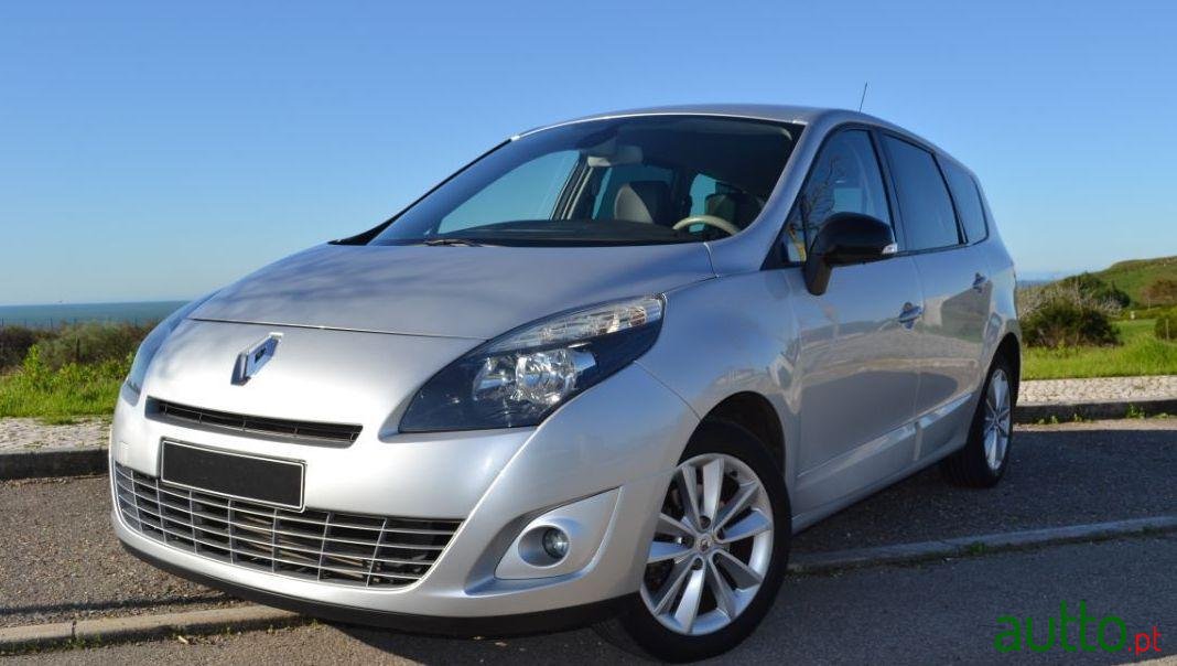 2011' Renault Grand Scenic photo #1