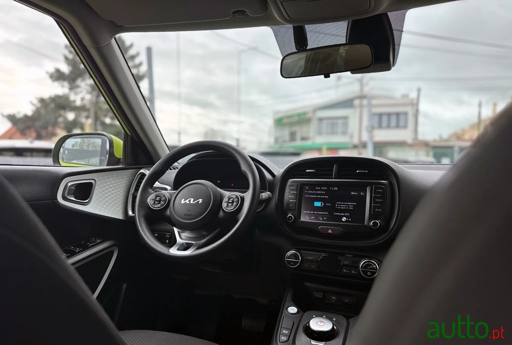 2021' Kia E-Soul photo #3