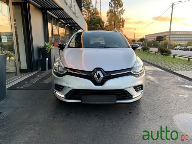 2020' Renault Clio Sport Tourer photo #2