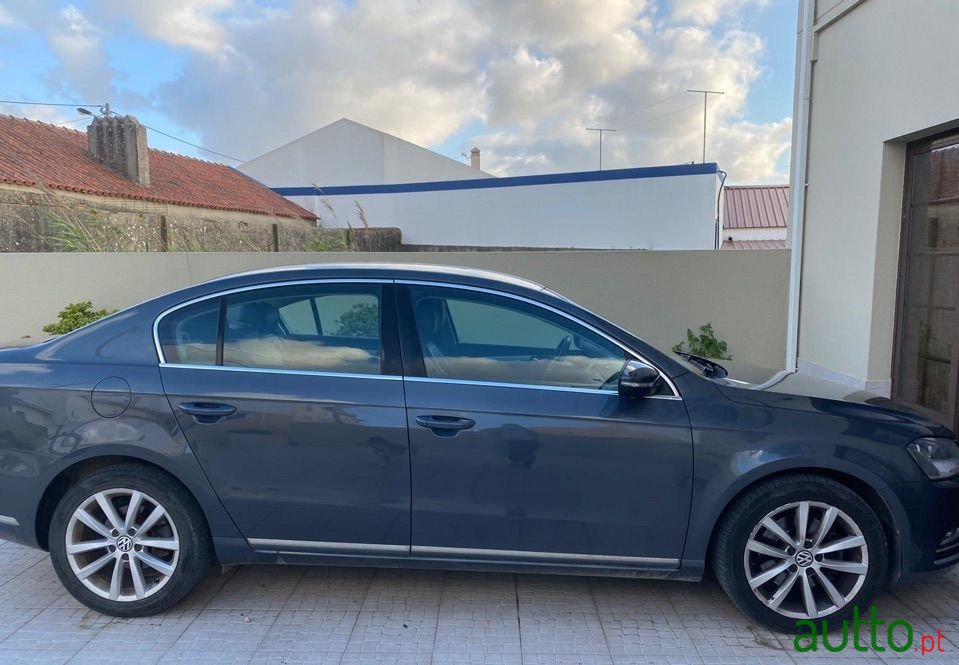 2011' Volkswagen Passat photo #1