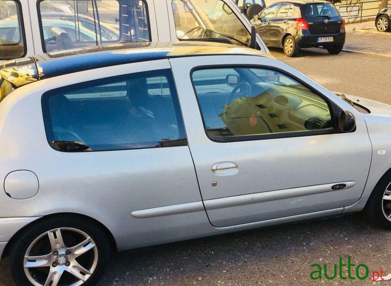 2001' Renault Clio 1.6 photo #1