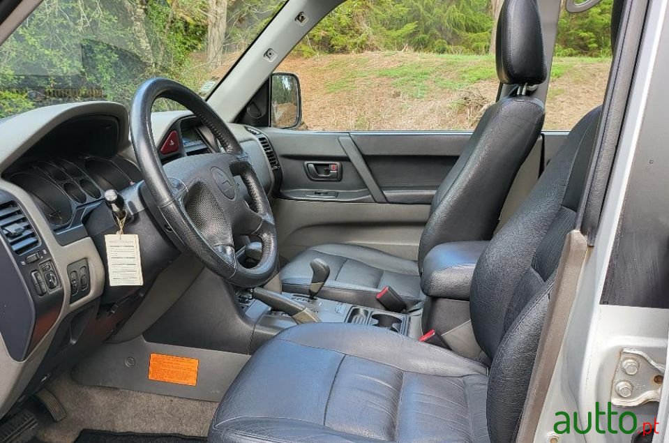 2001' Mitsubishi Pajero photo #4