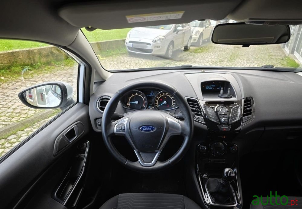 2015' Ford Fiesta photo #6
