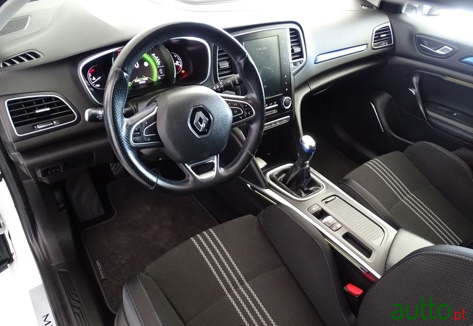 2017' Renault Megane Sport Tourer photo #2