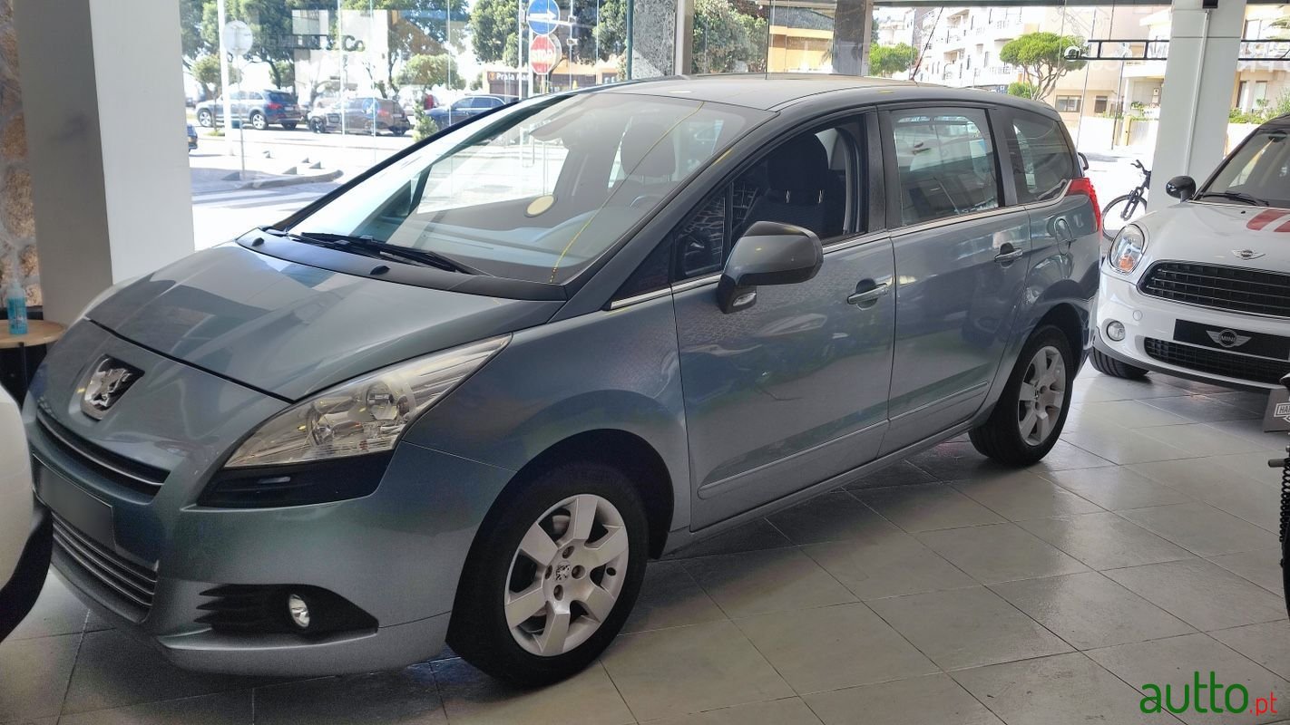 2010' Peugeot 5008 photo #1