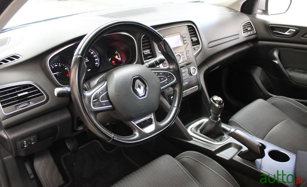 2017' Renault Megane Sport Tourer photo #3