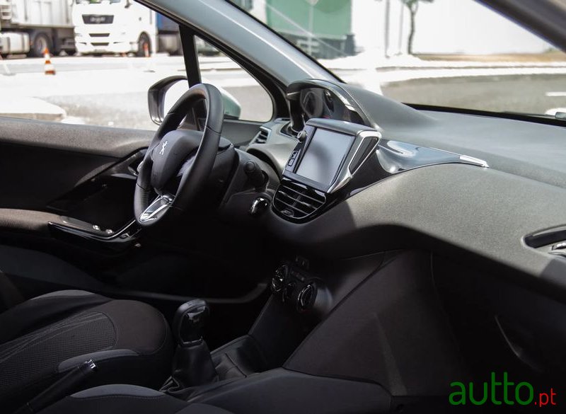 2014' Peugeot 208 1.2 Vti Active photo #6