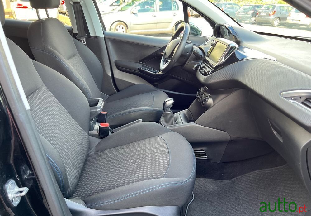 2019' Peugeot 208 photo #5