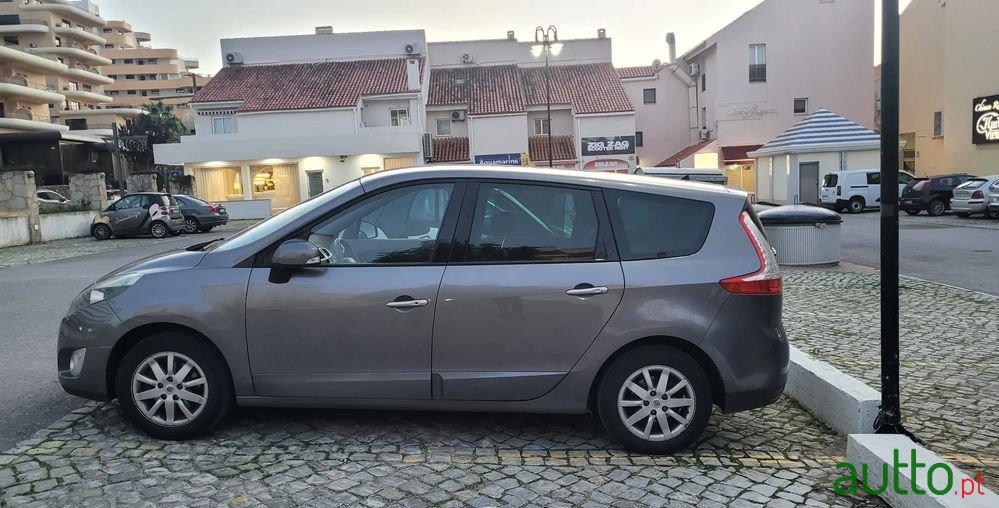 2009' Renault Grand Scenic photo #1