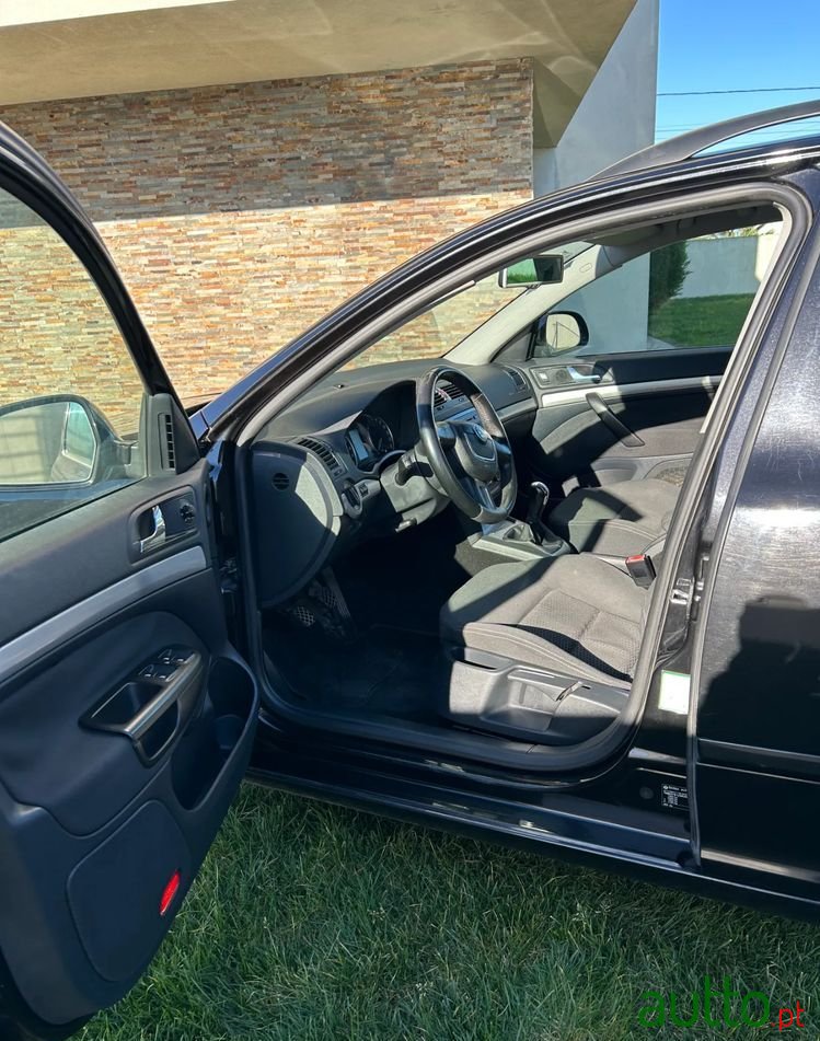 2010' Skoda Octavia Break photo #6