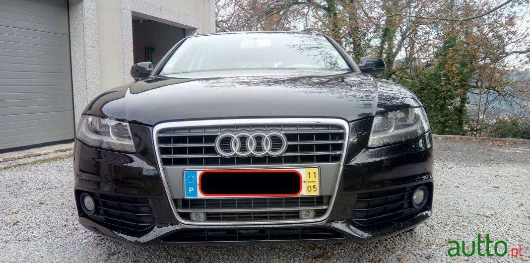 2011' Audi A4 Avant photo #2