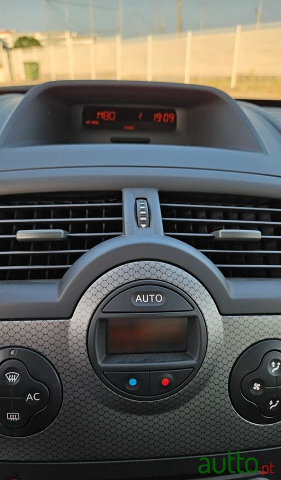2005' Renault Megane photo #4