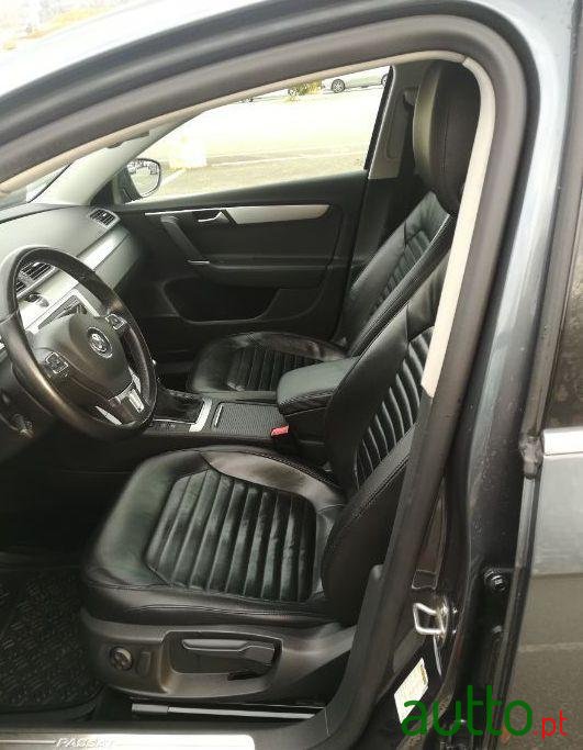 2011' Volkswagen Passat Variant photo #1