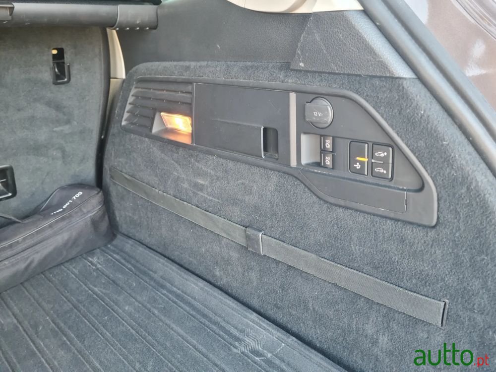 2011' Volkswagen Touareg photo #6