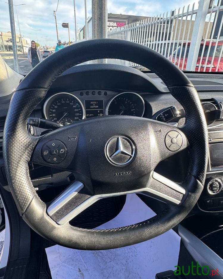 2010' Mercedes-Benz Classe R photo #5