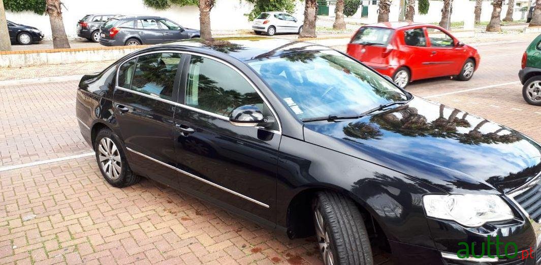 2010' Volkswagen Passat 1.6 Tdi Bluemotion photo #1