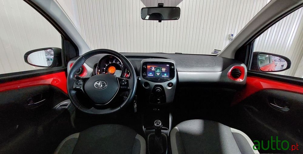 2021' Toyota Aygo 1.0 X-Play photo #6
