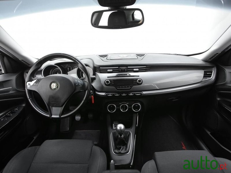 2013' Alfa Romeo Giulietta photo #6