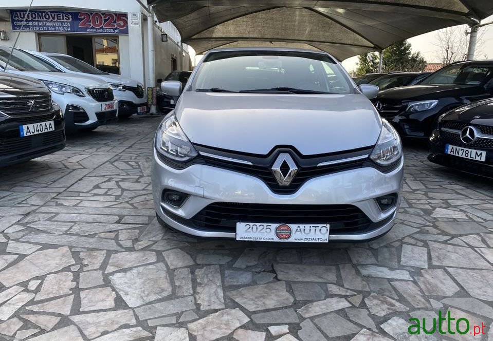 2019' Renault Clio photo #2