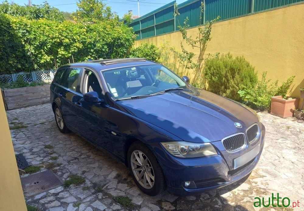 2011' BMW 318 D Touring photo #3