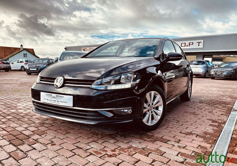 2017' Volkswagen Golf photo #1