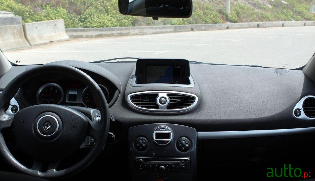 2012' Renault Clio Break photo #2