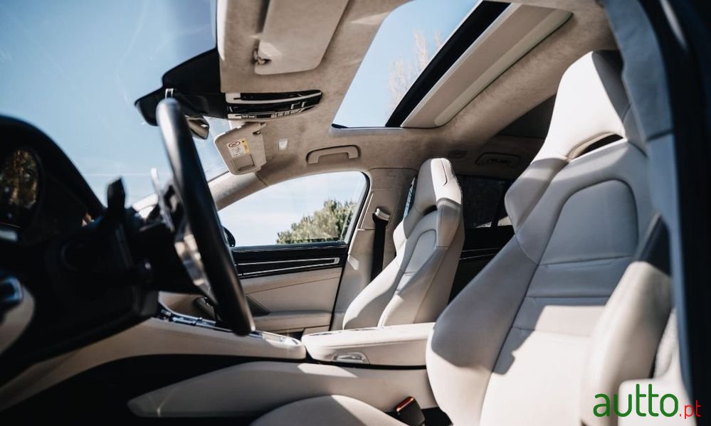 2018' Porsche Panamera Sport Turismo photo #6