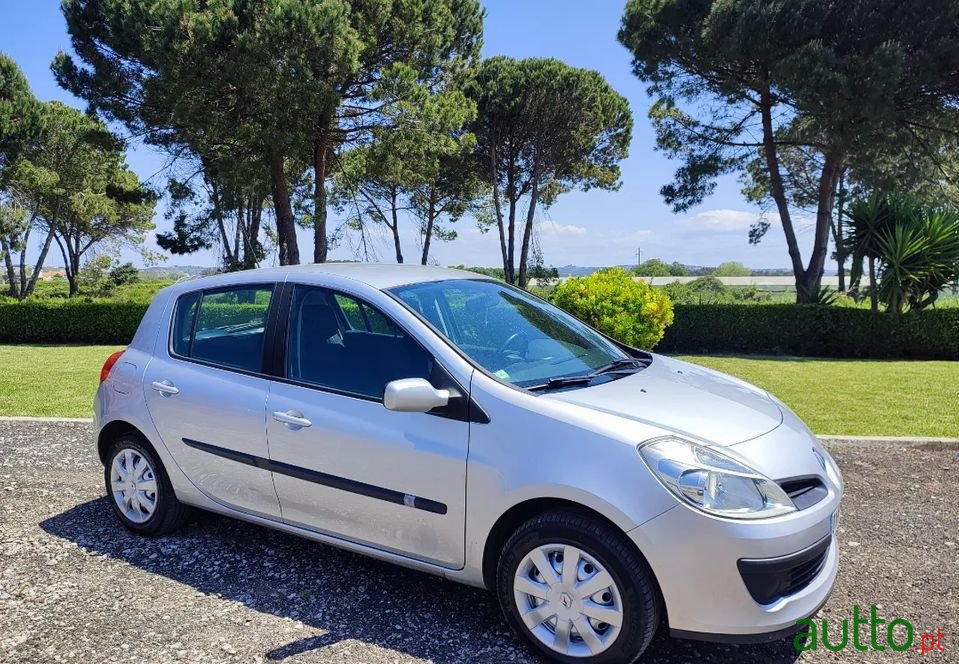 2008' Renault Clio photo #5