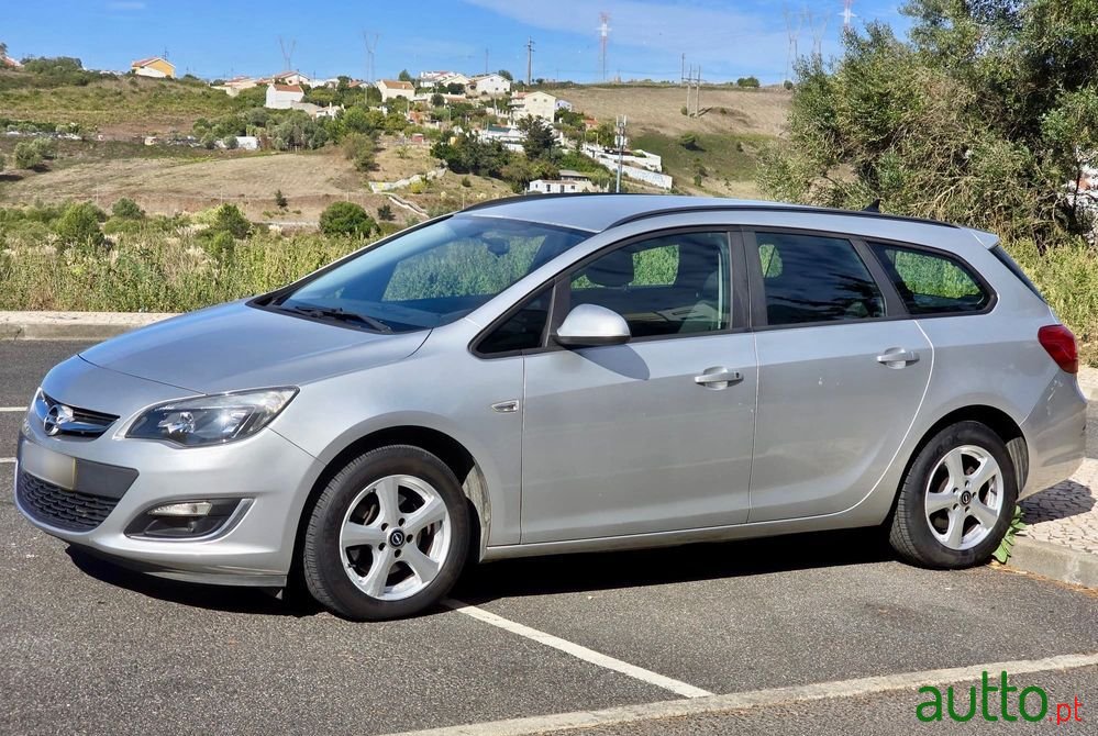 2012' Opel Astra Sports Tourer photo #1