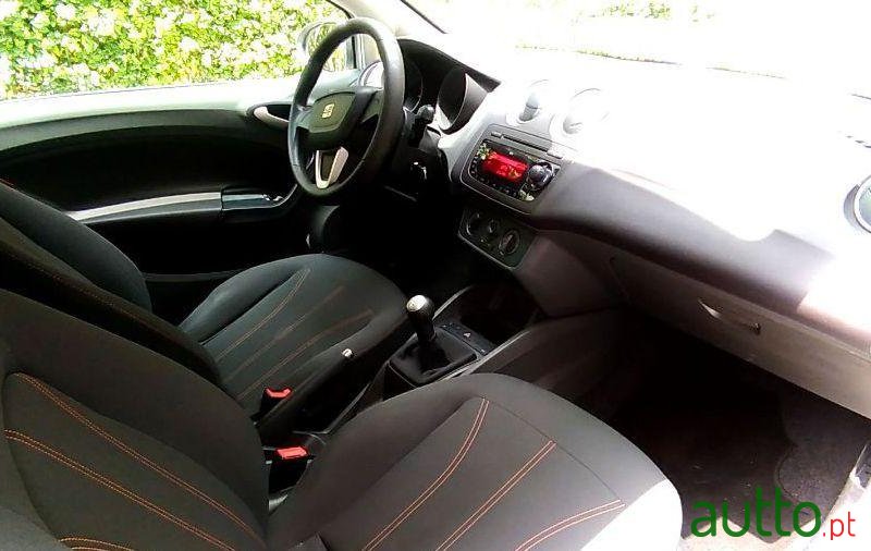 2011' SEAT Ibiza photo #2