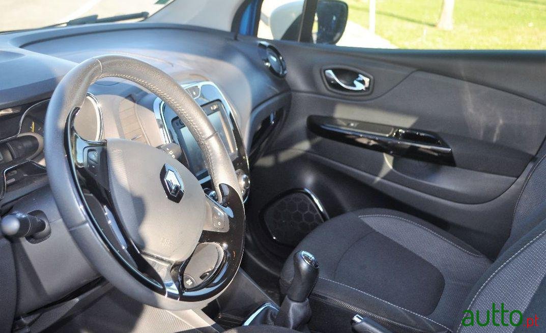 2015' Renault Captur Exclusive 0.9 Tce photo #2