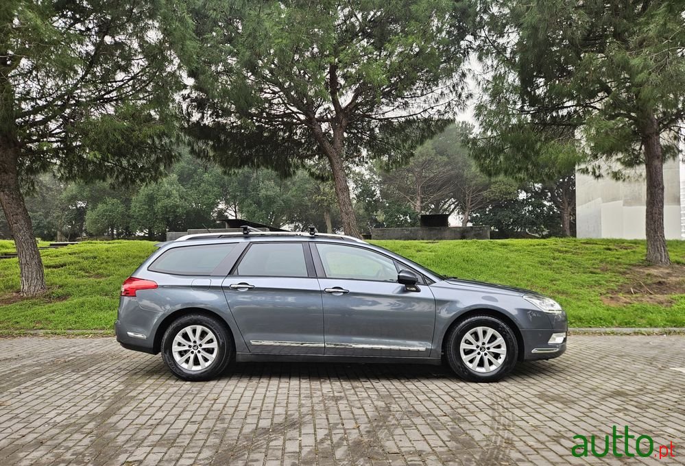 2011' Citroen C5 Tourer photo #2