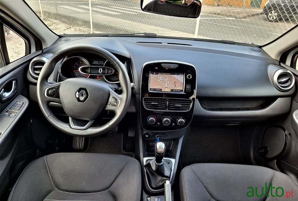 2017' Renault Clio Sport Tourer photo #6