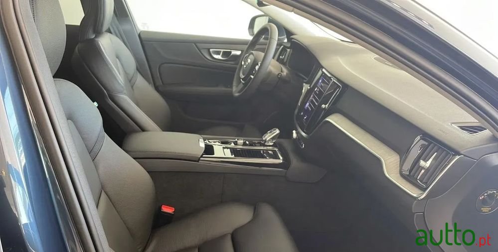 2022' Volvo V60 photo #4
