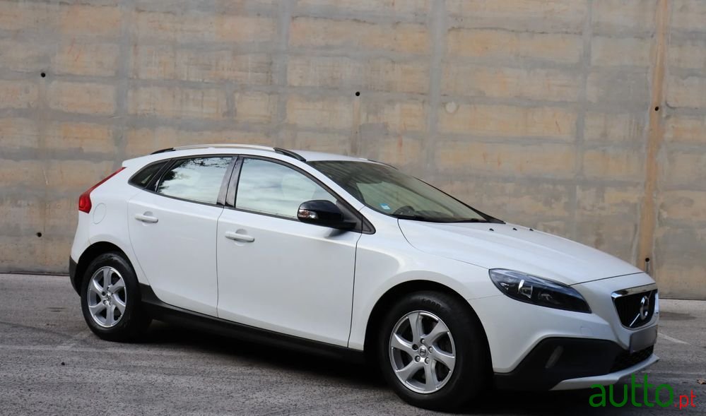 2017' Volvo V40 Cross Country photo #2