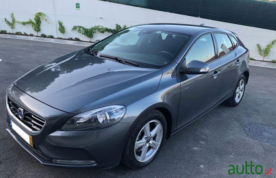 2013' Volvo V40 D2 Momentum photo #1