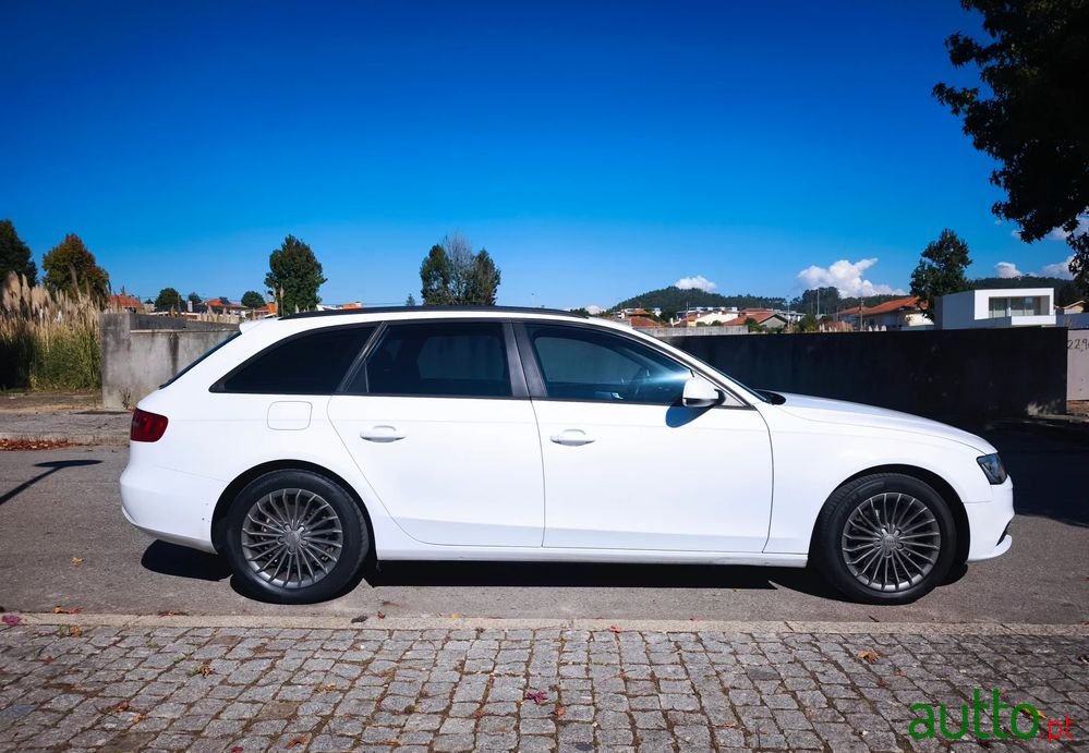 2012' Audi A4 Avant photo #2