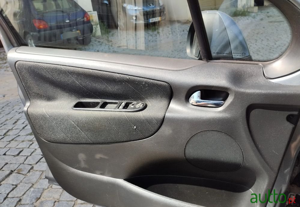 2009' Peugeot 207 1.4 Hdi Sport photo #3