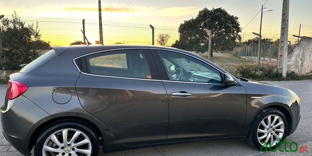 2013' Alfa Romeo Giulietta photo #3