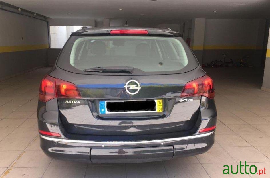 2013' Opel Astra Sports Tourer photo #2