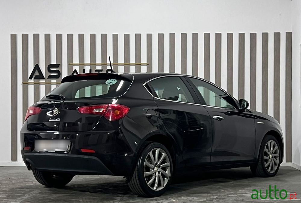 2015' Alfa Romeo Giulietta photo #6