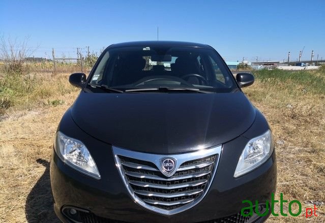 2014' Lancia Ypsilon photo #1