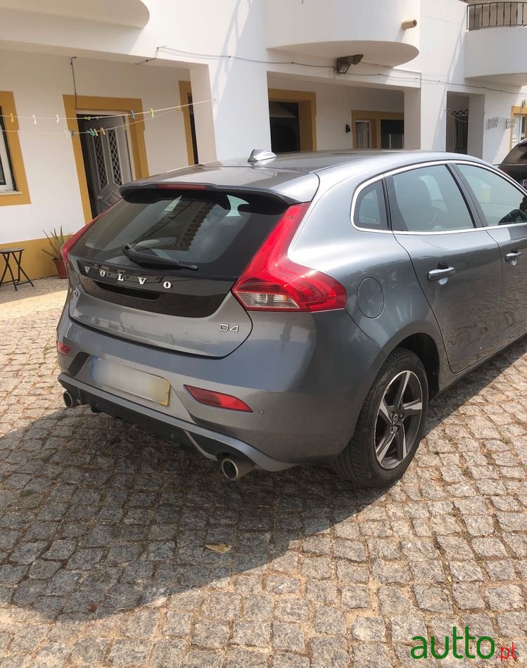 2014' Volvo V40 2.0 D4 R-Design photo #3