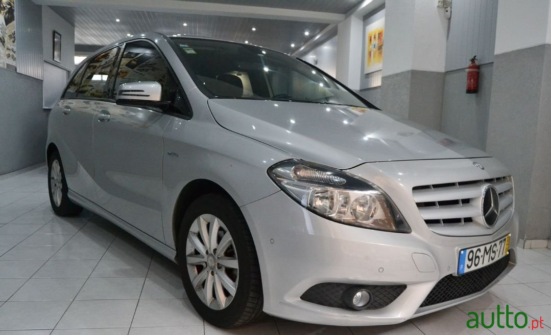 2012' Mercedes-Benz B-180 photo #3