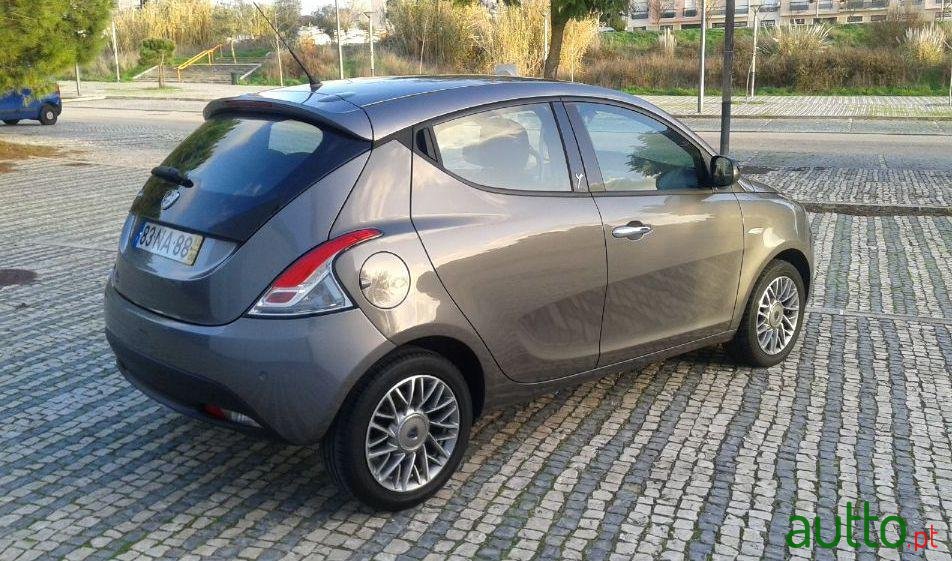 2012' Lancia Ypsilon 1.2 S&Amp photo #2