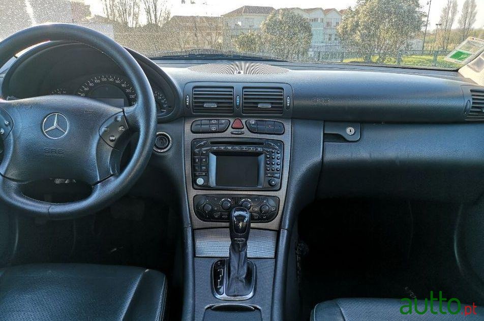 2001' Mercedes-Benz C-220 Cdi photo #3