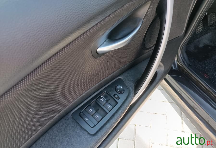 2011' BMW Série 1 D photo #5