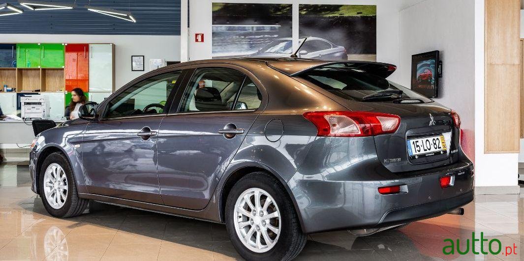 2011' Mitsubishi Lancer Sportback photo #2