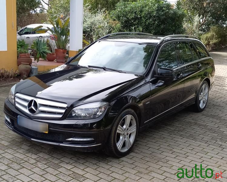 2010' Mercedes-Benz Classe C photo #2
